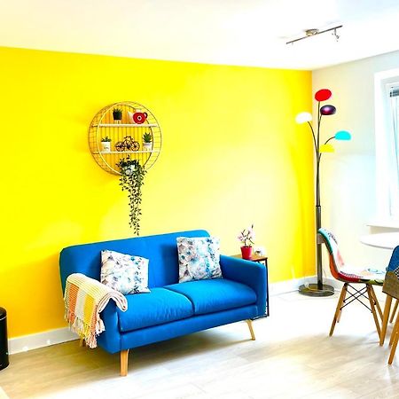 Apartamento Modern Townhouse, Sleeps 4 With Parking Wakefield Exterior foto