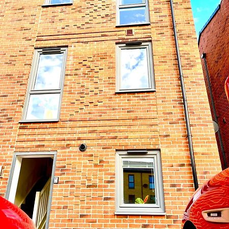 Apartamento Modern Townhouse, Sleeps 4 With Parking Wakefield Exterior foto