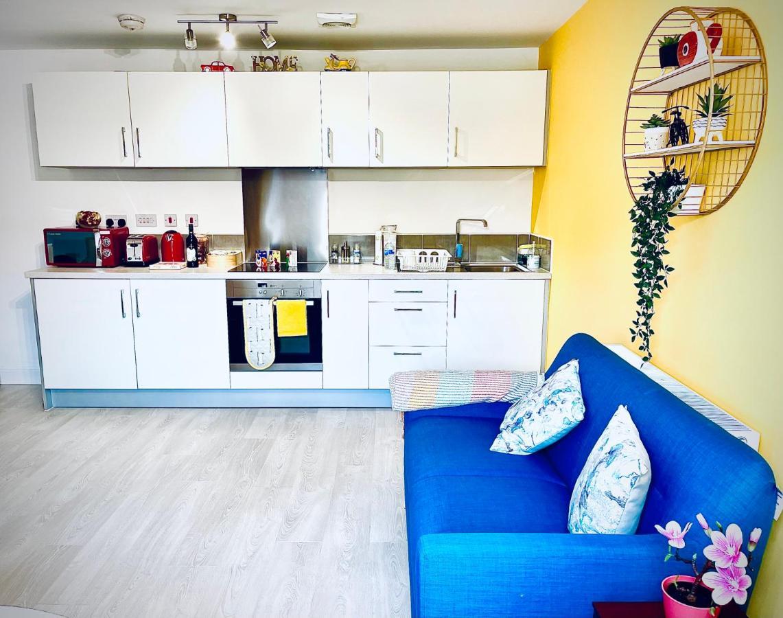 Apartamento Modern Townhouse, Sleeps 4 With Parking Wakefield Exterior foto