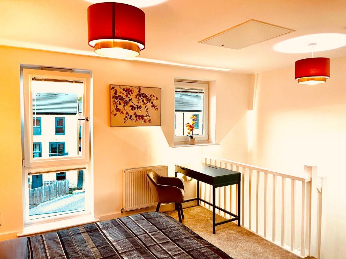 Apartamento Modern Townhouse, Sleeps 4 With Parking Wakefield Exterior foto