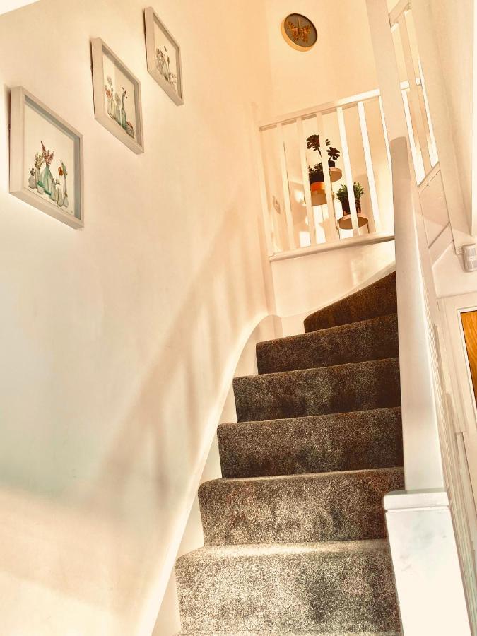 Apartamento Modern Townhouse, Sleeps 4 With Parking Wakefield Exterior foto